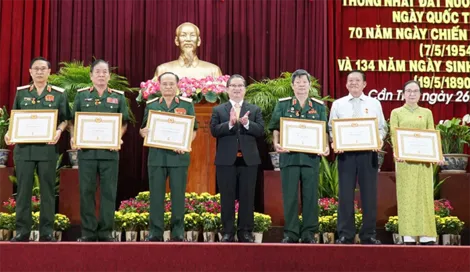 Tặng và truy tặng Huy hiệu Đảng cho 336 đảng viên