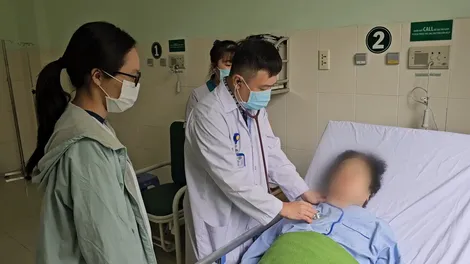 Phẫu thuật bắc cầu mạch vành không chạy máy tim phổi nhân tạo cứu kịp cụ bà bệnh tim nguy kịch
