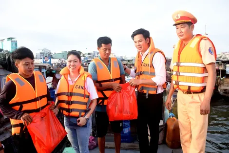 Phối hợp tuyên truyền an toàn giao thông đường thủy ở khu vực chợ nổi Cái Răng