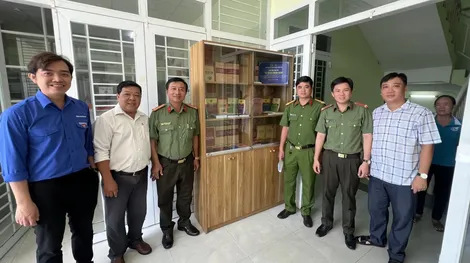 Tặng “Tủ sách Thanh niên” cho lực lượng công an xã, thị trấn