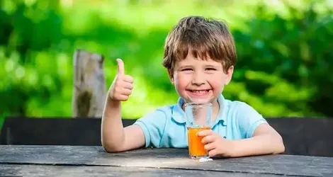 Nên tạo thói quen uống nước ép trái cây cho trẻ