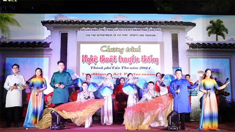 Biểu diễn nghệ thuật truyền thống phục vụ nhân dân và du khách