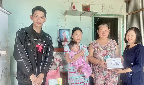 Trao tiền từ thiện