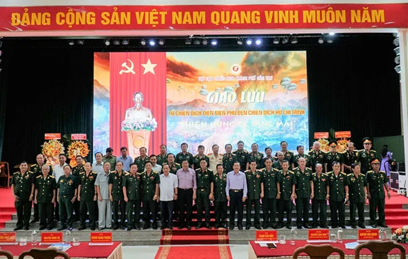 Giao lưu với nhân chứng lịch sử tham gia Chiến dịch Ðiện Biên Phủ và Chiến dịch Hồ Chí Minh