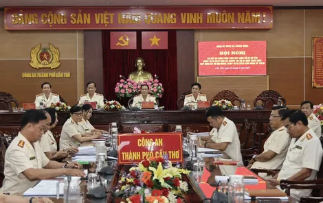 Đẩy mạnh học tập và làm theo tư tưởng, đạo đức, 
phong cách Hồ Chí Minh trong lực lượng Công an Nhân dân