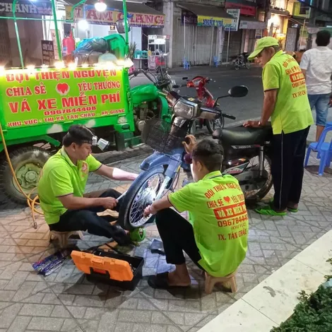 Anh thợ hớt tóc hóa “hiệp sĩ” về đêm...