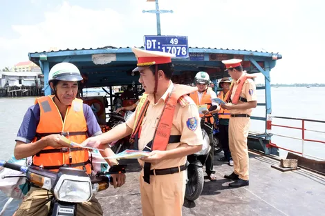 Xử lý nghiêm hành vi chở hàng quá vạch dấu mớn nước an toàn