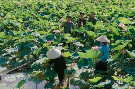 Công an huyện Lấp Vò hưởng ứng Lễ hội Sen Đồng Tháp