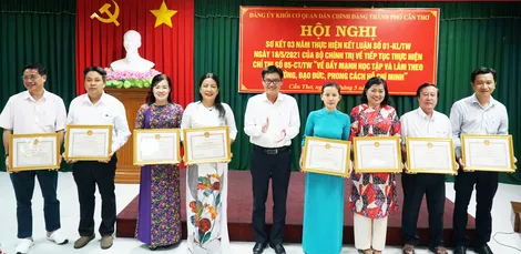Khen thưởng 26 tập thể và 34 cá nhân có thành tích xuất sắc trong học tập và làm theo Bác