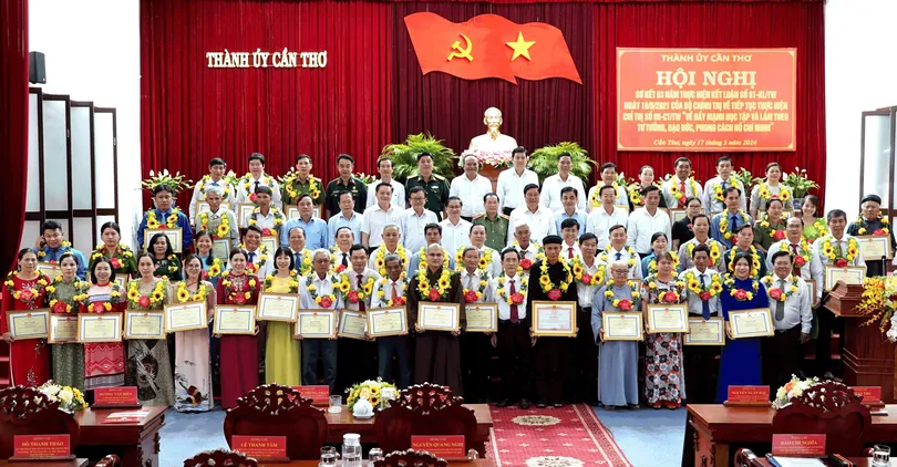 Tuyên dương các tập thể, cá nhân có thành tích tiêu biểu trong học tập và làm theo tư tưởng, đạo đức, phong cách Hồ Chí Minh