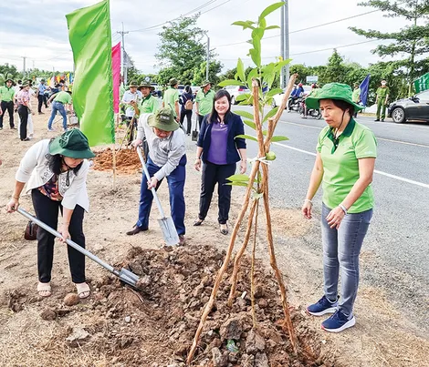 Phối hợp tổ chức phát động “Trồng cây đời đời nhớ ơn Bác Hồ” và Chương trình thu gom vỏ bao gói thuốc bảo vệ thực vật