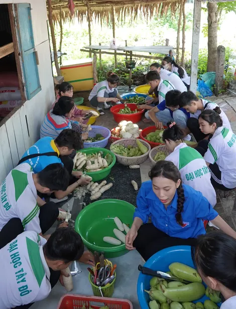 Vì những suất ăn no dạ, ấm lòng