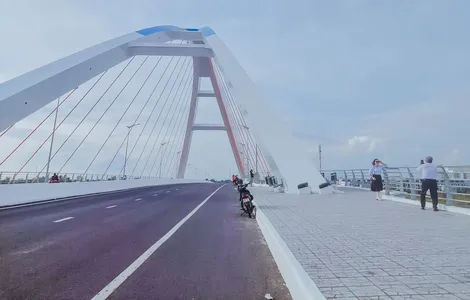 Dừng, đỗ xe trên cầu Trần Hoàng Na để “sống ảo”