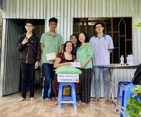 Trao tiền từ thiện