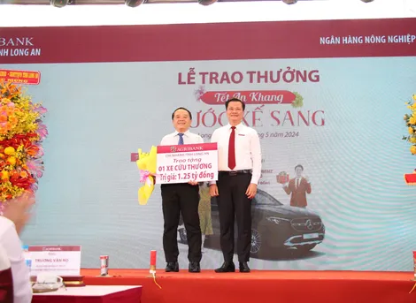 Agribank trao thưởng chương trình  "Tết An khang - Rước xế sang" và tặng xe cứu thương cho ngành Y tế tỉnh Long An