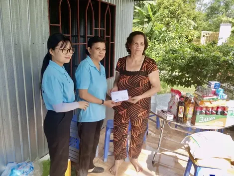 Trao tiền từ thiện