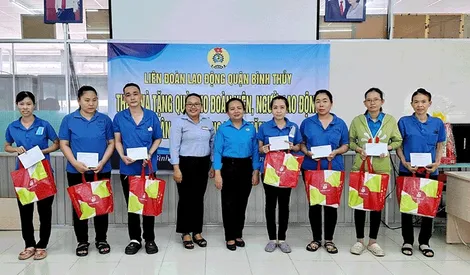 Trao quà tặng người lao động nhân Tháng công nhân 2024
