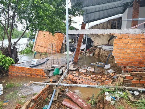 Sạt lở ảnh hưởng 10 căn nhà cặp sông Bình Thủy