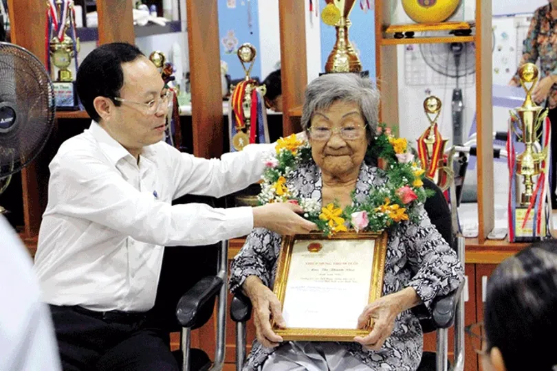 Ðồng chí Nguyễn Văn Hiếu tặng quà người cao tuổi tiêu biểu tròn 90 tuổi