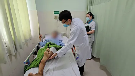 Báo động đỏ cứu bệnh nhân bị vết thương đùi chảy máu ồ ạt
