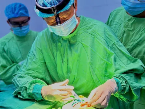 Sửa mũi cho người đàn ông bị ngã khi cưỡi trâu 24 năm trước