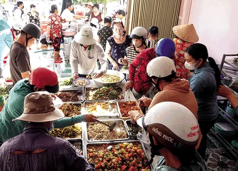 “Cơm chay miễn phí, xin mời...”