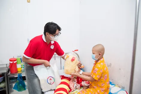 Thăm hỏi, tặng quà đến 20 bệnh nhi mắc bệnh về máu