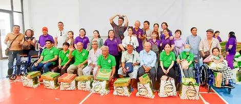 Tặng quà người khuyết tật nghèo, hoàn cảnh khó khăn