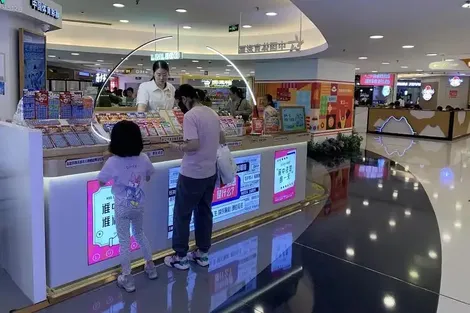 Khó tìm việc, giới trẻ Trung Quốc đổ xô mua vé số