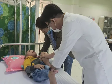 Khám sàng lọc, điều trị miễn phí cho trẻ dưới 16 tuổi khuyết tật vận động