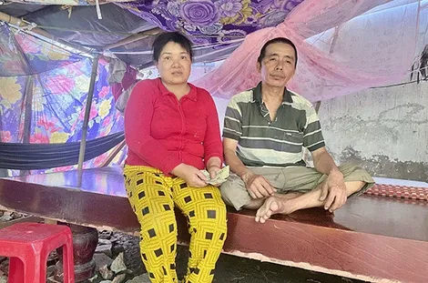 Trao tiền từ thiện