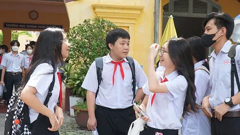 Hỗ trợ  thí sinh bị gãy tay hoàn thành Kỳ thi tuyển sinh lớp 10 TP Cần Thơ