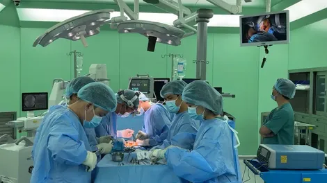 Bác sĩ hai bệnh viện cứu bệnh nhân u tủy sống khỏi bị liệt