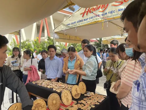 Sáng tạo ra những bức tranh độc đáo từ lá thốt nốt