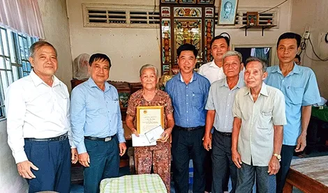Tặng quà, mừng thọ người cao tuổi