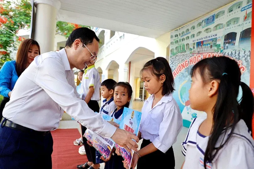 Chăm lo đoàn viên, người lao động và trao học bổng cho con công nhân lao động có hoàn cảnh khó khăn