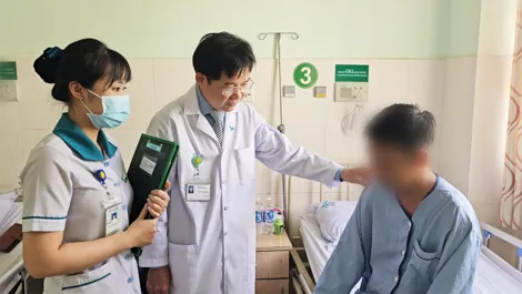 Xương cá trong bụng khiến người đàn ông đau suốt nửa năm
