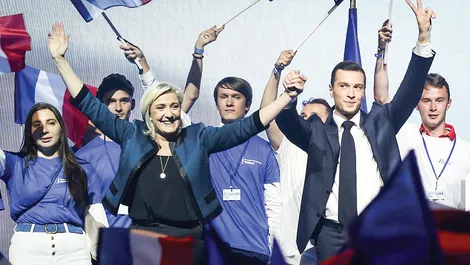 “Đòn phủ đầu” may rủi của ông Macron