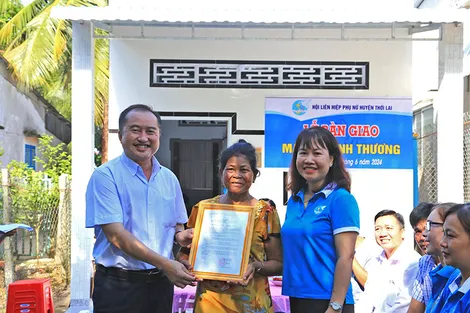 Phụ nữ Thới Lai trao Mái ấm tình thương