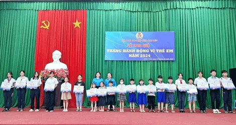 Tặng quà con công đoàn viên có hoàn cảnh khó khăn, vượt khó học giỏi