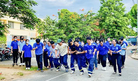 Đoàn phường Trà Nóc tham gia “Những bước chân vì cộng đồng”