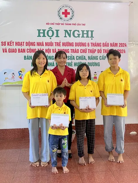 Nhiều tổ chức, doanh nghiệp, nhà hảo tâm ủng hộ tiền, quà giúp trẻ mồ côi