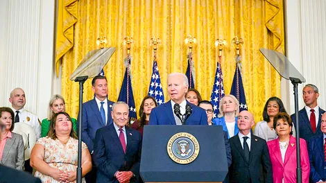 Tổng thống Biden mở đường cho hàng trăm ngàn người nhập cư trái phép nhập quốc tịch Mỹ