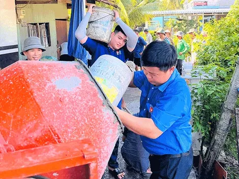Ðoàn viên, thanh niên tham gia xây dựng giao thông