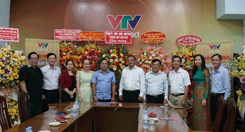 Lãnh đạo thành phố thăm, chúc mừng các cơ quan báo chí