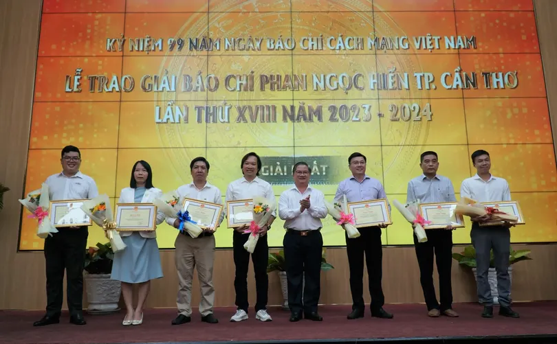 Xây dựng đội ngũ người làm báo giỏi chuyên môn, đạo đức nghề nghiệp trong sáng