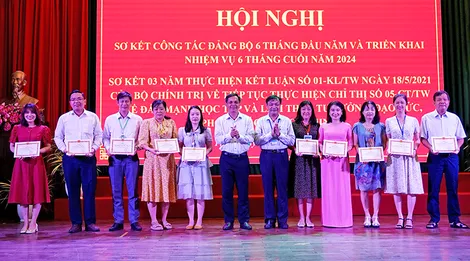 Tuyên dương các điển hình tiêu biểu học tập và làm theo tư tưởng, đạo đức, phong cách Hồ Chí Minh
