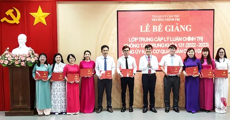 Bế giảng lớp Trung cấp lý luận chính trị và lớp Bồi dưỡng, cập nhật kiến thức