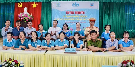 Gia đình phụ nữ với an toàn giao thông