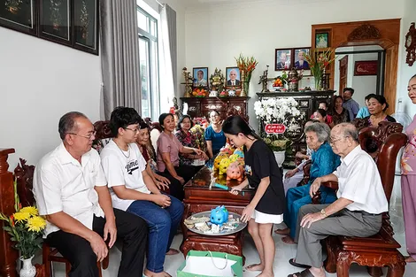 Gia đình đồng chí Lê Phước Thọ “mổ” heo đất “Vì bệnh nhân nghèo”